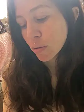 SuzieWan-Kenobi online show from December 1, 2025, 9:43 am