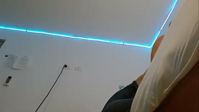 Snapshot of YUSELFI_ROSS_ chatting on March 19, 2025, 12:23 pm YUSELFI ROSS online show from March 19, 2025, 12:23 pm