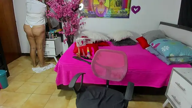 karenmilf 4 online show from October 4, 2025, 4:47 am