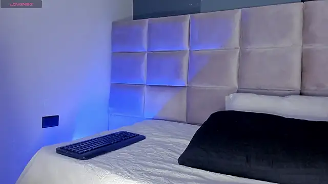 Shayla27 online show from April 15, 2026, 7:58 pm