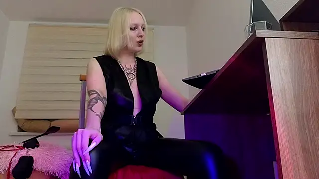 Snapshot of Martha_Hoffman chatting on December 13, 2024, 8:58 pm Martha Hoffman online show from December 13, 2024, 8:58 pm