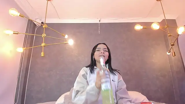 leigh-angels online show from November 6, 2025, 9:41 pm