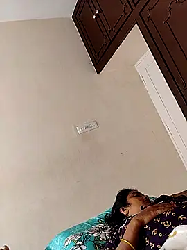 AUNTY1984 online show from September 16, 2025, 9:21 am