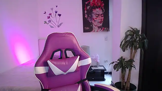 esmeraldaa230 online show from March 6, 2026, 7:42 pm