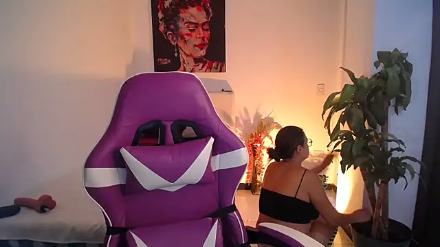 esmeraldaa230 online show from October 28, 2025, 8:19 pm