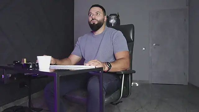 Snapshot of mattmasterss chatting on October 5, 2025, 8:10 pm mattmasterss online show from October 5, 2025, 8:10 pm