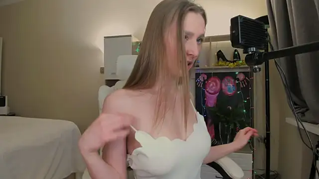 Snapshot of CharlotteWells chatting on January 3, 2025, 2:30 pm CharlotteWells online show from January 3, 2025, 2:30 pm