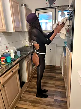 Shantel-Olivia online show from November 17, 2025, 8:40 am