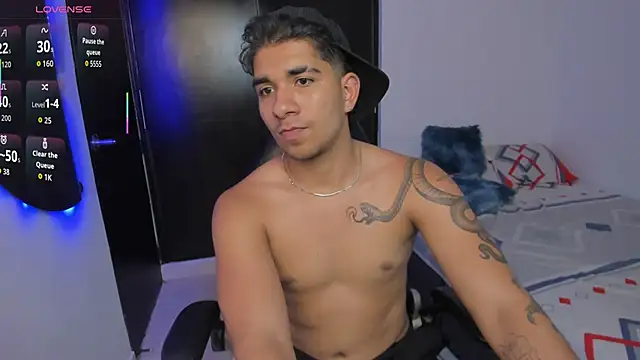 Snapshot of valentino_santoss chatting on December 3, 2025, 7:35 pm valentino santoss online show from December 3, 2025, 7:35 pm