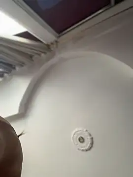 Snapshot of emiss_ chatting on November 6, 2025, 1:26 pm emiss online show from November 6, 2025, 1:26 pm