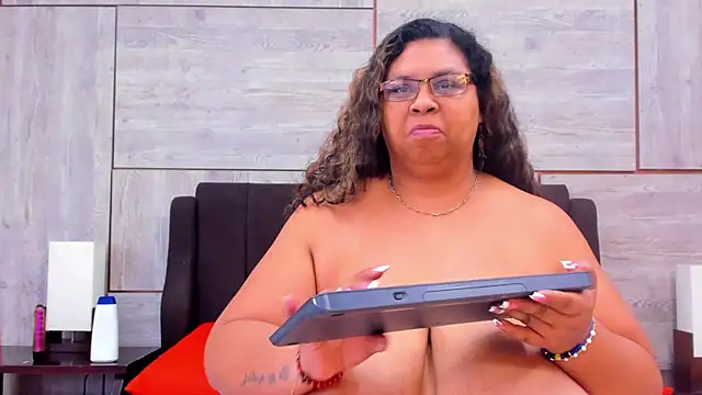 Snapshot of Lynn_Jones chatting on February 14, 2025, 10:49 am Lynn Jones online show from February 14, 2025, 10:49 am