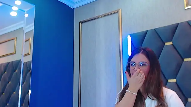 ThaniaJones online show from November 13, 2025, 12:09 pm