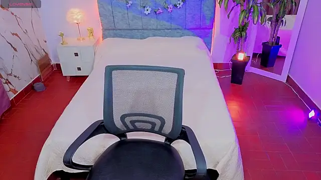 Lana stone  online show from February 28, 2026, 4:23 am