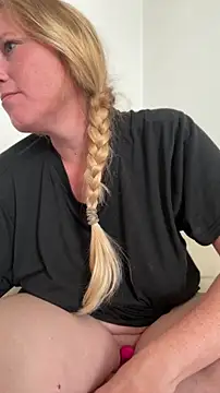 Snapshot of MoniqueLaFee chatting on July 20, 2026, 12:07 pm MoniqueLaFee online show from July 20, 2026, 12:07 pm