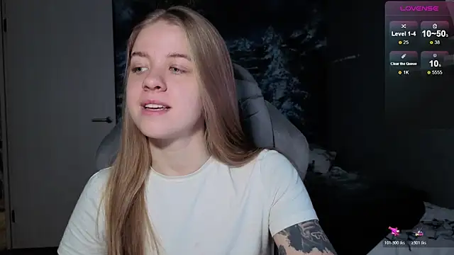 Snapshot of candy_maggie chatting on December 16, 2025, 5:28 pm candy maggie online show from December 16, 2025, 5:28 pm