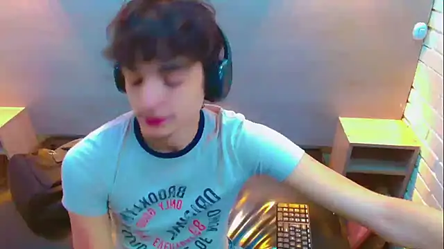 Sr BonnyEthan online show from December 18, 2025, 1:48 pm