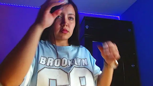 Isa-Jones online show from December 5, 2025, 2:10 am