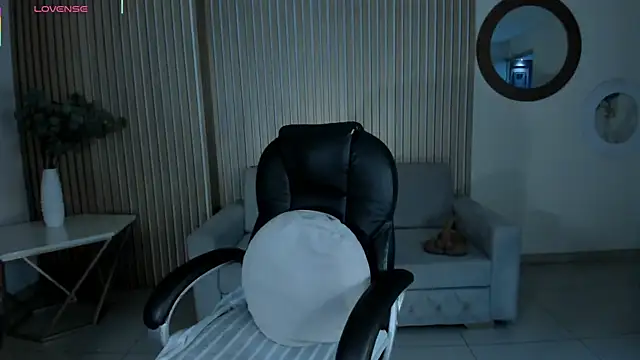 AlessaRomero online show from December 5, 2025, 7:45 pm