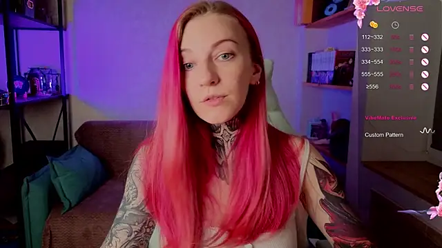 Snapshot of Roxy_____ chatting on October 3, 2025, 8:43 pm Roxy online show from October 3, 2025, 8:43 pm