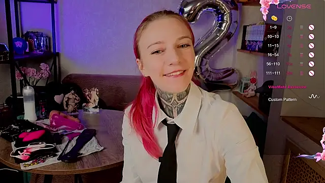 Snapshot of Roxy_____ chatting on October 19, 2025, 9:17 pm Roxy online show from October 19, 2025, 9:17 pm