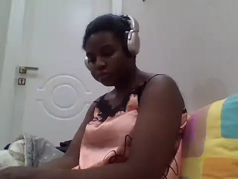Snapshot of queenzuena chatting on July 1, 2026, 9:59 pm queenzuena online show from July 1, 2026, 9:59 pm