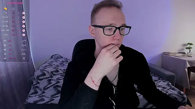 Snapshot of Alex_silents chatting on March 12, 2025, 10:05 am Alex silents online show from March 12, 2025, 10:05 am