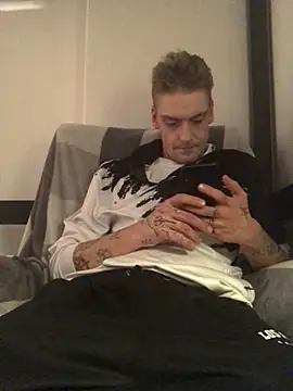 Snapshot of Simboxxx040 chatting on January 1, 2025, 8:15 pm Simboxxx040 online show from January 1, 2025, 8:15 pm