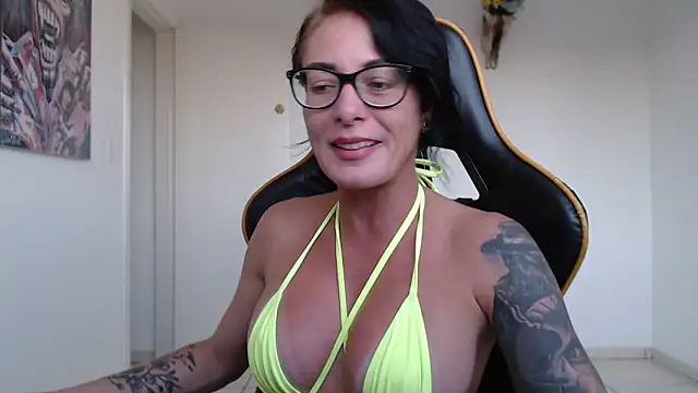 Snapshot of CrisBathoryxxx chatting on March 4, 2025, 9:00 pm CrisBathoryxxx online show from March 4, 2025, 9:00 pm