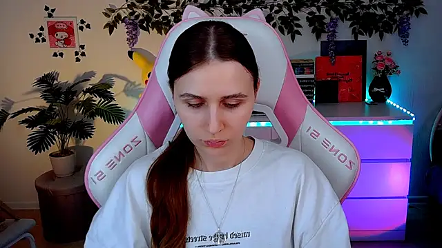 AliceCharmy online show from April 15, 2026, 2:43 pm