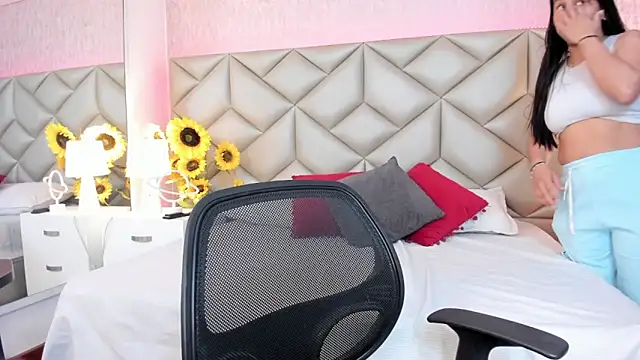 Snapshot of Brenda_Garcia chatting on November 18, 2025, 8:12 pm Brenda Garcia online show from November 18, 2025, 8:12 pm