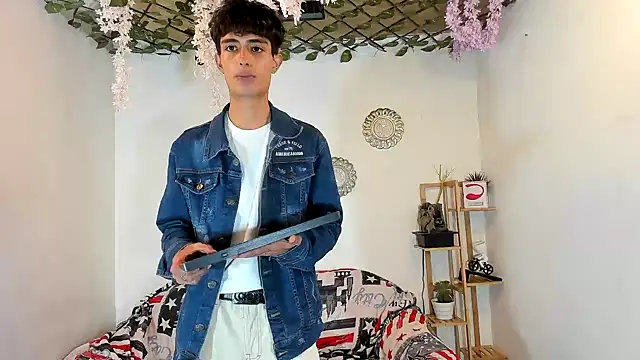 oliverhot2005 online show from November 5, 2025, 10:02 pm