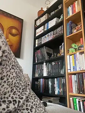 Luccreccia  online show from November 4, 2025, 9:57 am