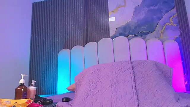 hot dione online show from December 4, 2025, 7:13 pm