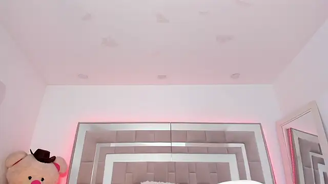 Nicolle foxy online show from November 29, 2025, 10:59 am