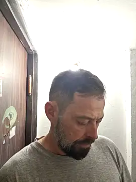 Snapshot of zefside42 chatting on November 4, 2025, 5:28 pm zefside42 online show from November 4, 2025, 5:28 pm