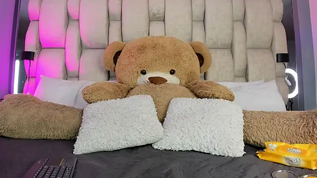 Snapshot of _LauraTaylor_ chatting on October 3, 2025, 7:59 pm LauraTaylor online show from October 3, 2025, 7:59 pm