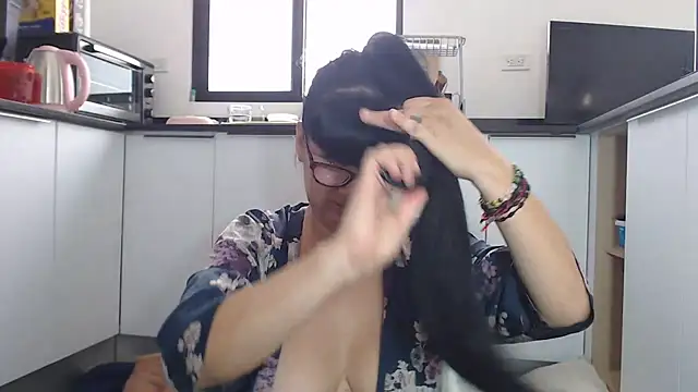 Snapshot of HellenLatin chatting on May 25, 2026, 6:39 pm HellenLatin online show from May 25, 2026, 6:39 pm