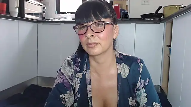 Snapshot of HellenLatin chatting on May 18, 2026, 8:24 pm HellenLatin online show from May 18, 2026, 8:24 pm