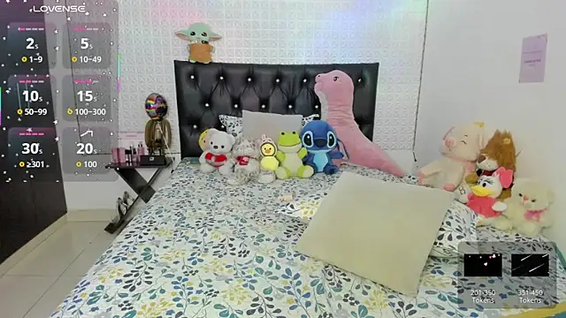 Snapshot of redgirlofficial chatting on February 3, 2026, 11:43 pm redgirlofficial online show from February 3, 2026, 11:43 pm