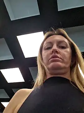 Miss    Mia  online show from December 18, 2025, 11:14 am