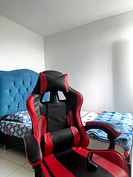 Leonarrrd 01 online show from November 4, 2025, 5:28 pm