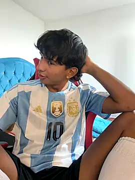 Leonarrrd 01 online show from December 2, 2025, 8:32 pm