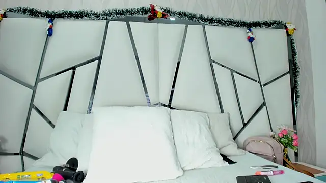  aurora18  online show from November 29, 2025, 3:17 am