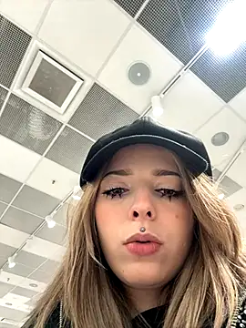 LoraaDoll online show from November 13, 2025, 3:38 pm