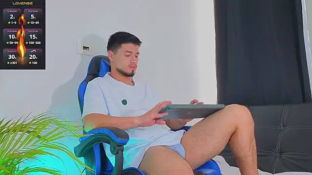 Snapshot of EdwardRoss_ chatting on October 28, 2025, 8:08 pm EdwardRoss online show from October 28, 2025, 8:08 pm