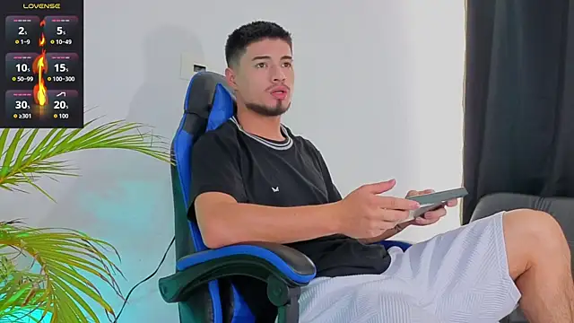 Snapshot of EdwardRoss_ chatting on November 21, 2025, 4:28 pm EdwardRoss online show from November 21, 2025, 4:28 pm