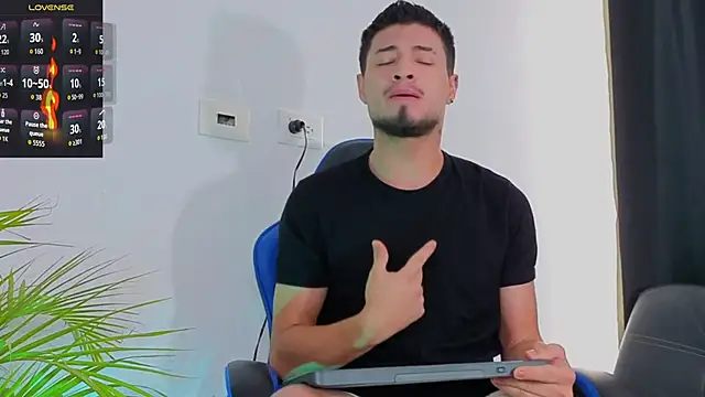 Snapshot of EdwardRoss_ chatting on November 30, 2025, 8:42 pm EdwardRoss online show from November 30, 2025, 8:42 pm