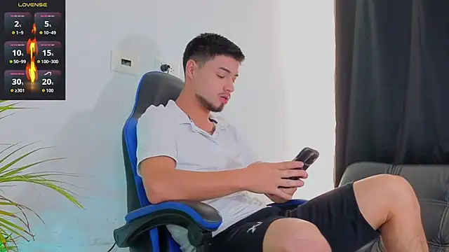 Snapshot of EdwardRoss_ chatting on November 24, 2025, 7:47 pm EdwardRoss online show from November 24, 2025, 7:47 pm