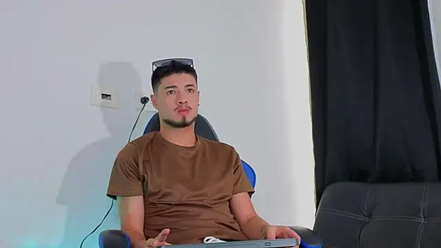 Snapshot of EdwardRoss_ chatting on November 20, 2025, 8:20 pm EdwardRoss online show from November 20, 2025, 8:20 pm