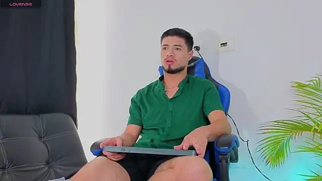 Snapshot of EdwardRoss_ chatting on November 12, 2025, 7:51 pm EdwardRoss online show from November 12, 2025, 7:51 pm